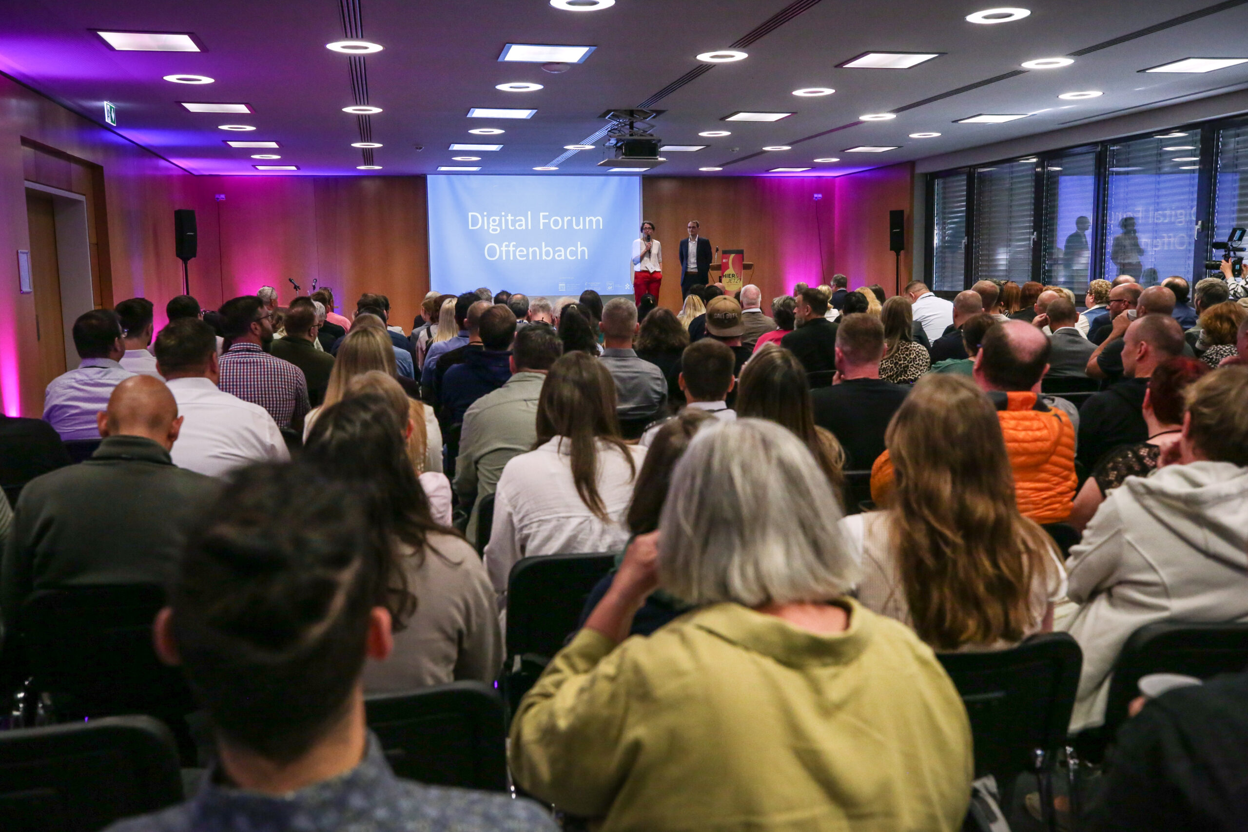 Marius Müller und Anne Schwarz von der Stabsstelle Digitalisierung der Stadt Offenbach bei der Eröffnung des Digital Forums 2025.